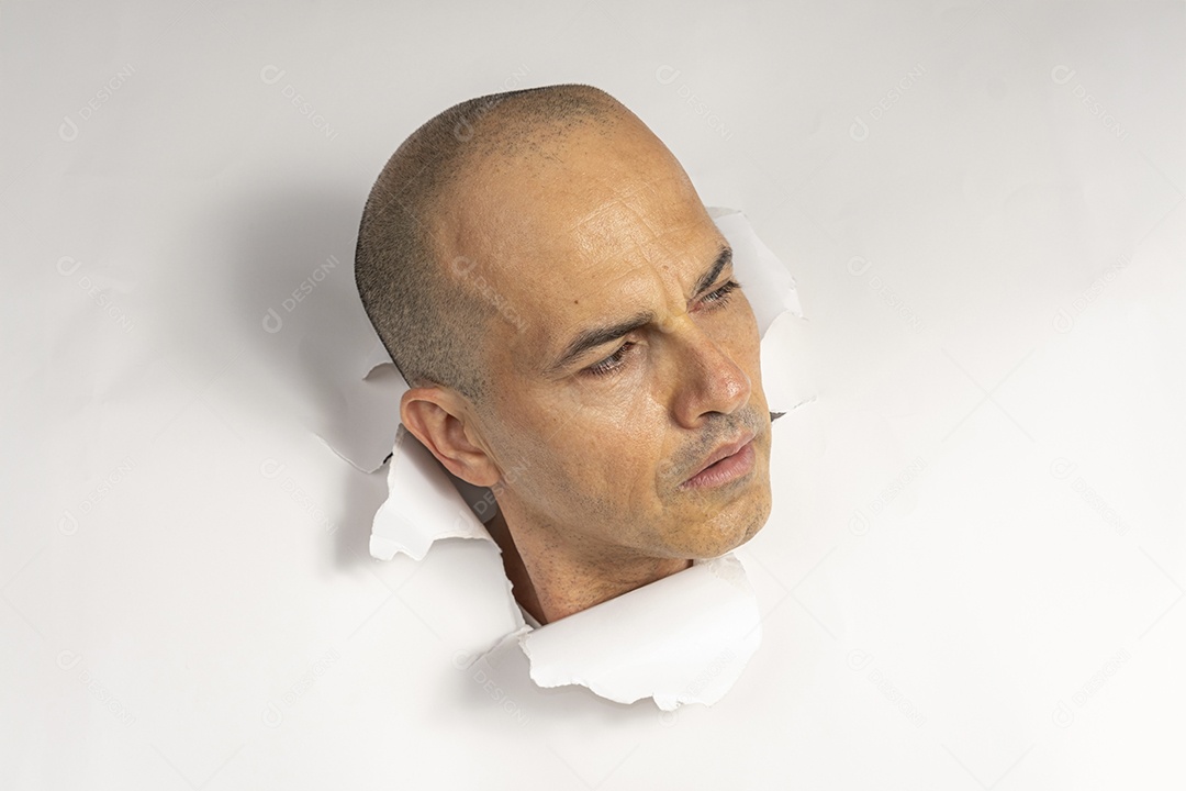 Homem olhando para o lado atrás de um buraco