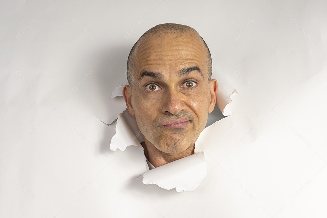 Homem com roupa casual e cabeça apoiada em um papelão