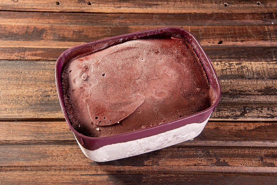 Açaí brasileiro congelado em uma caixa roxa fruta da amazônia