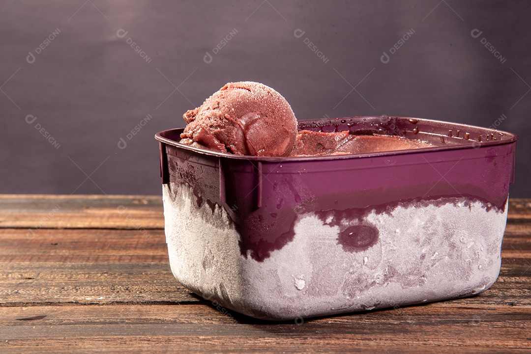 Açaí brasileiro congelado em uma caixa roxa fruta da amazônia