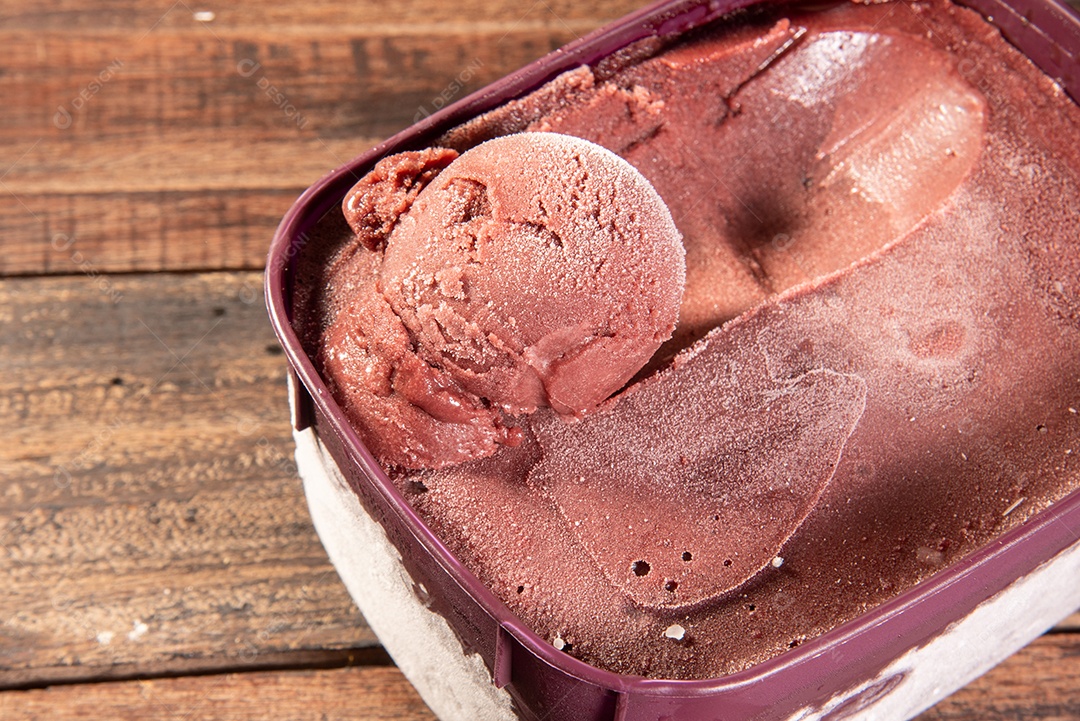 Açaí brasileiro congelado em uma caixa roxa fruta da amazônia