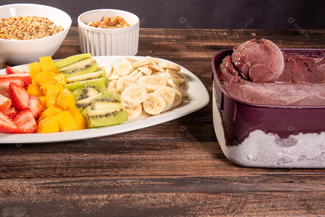 Açaí em tigela acompanhado de frutas tropicais