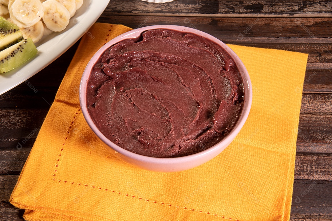 Açaí brasileiro em tigela acompanhado de frutas tropicais