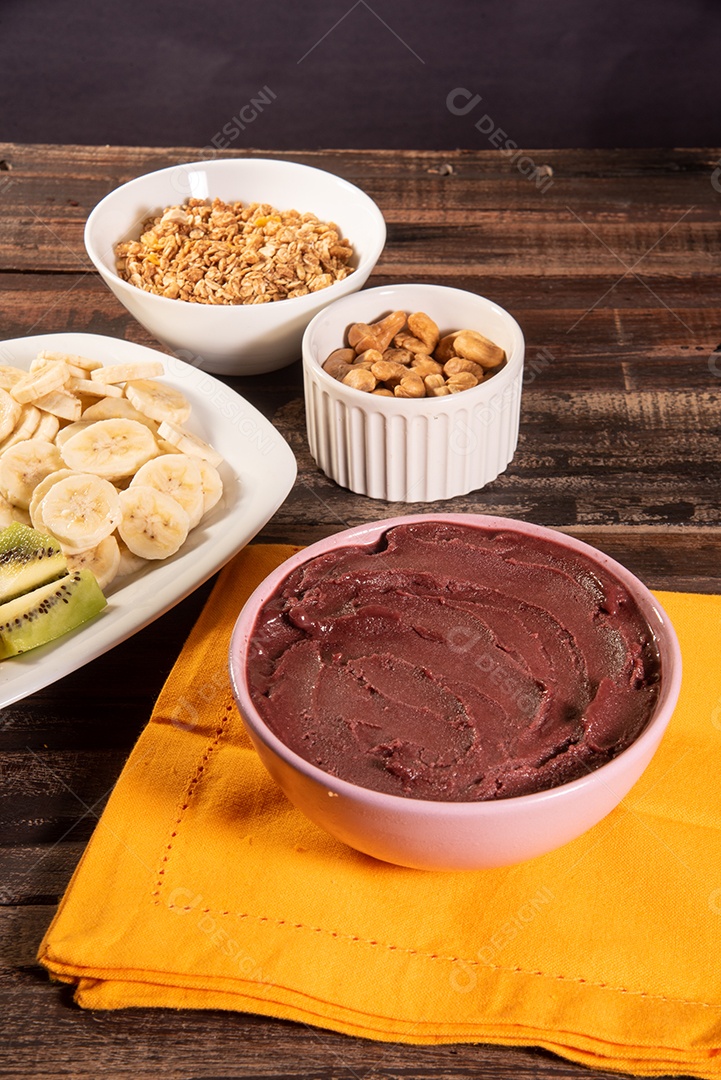 Açaí da amazônia com acompanhamentos frutas tropicais