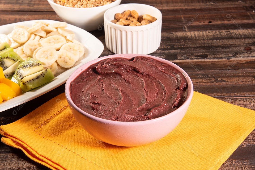 Açaí brasileiro em tigela acompanhado de frutas tropicais