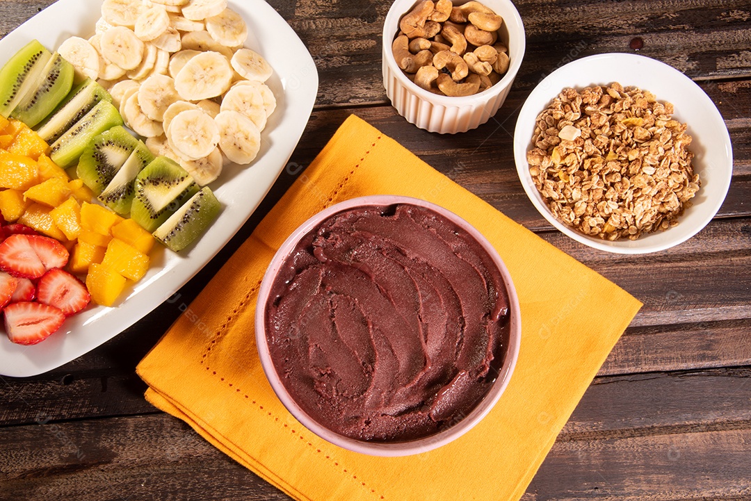 Açaí brasileiro em tigela acompanhado de frutas tropicais