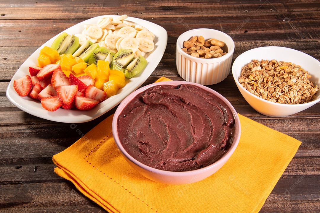 Açaí da amazônia com acompanhamentos frutas tropicais