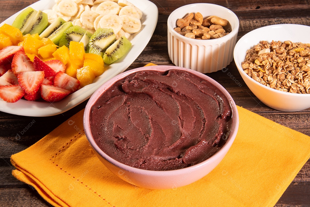 Açaí brasileiro em tigela acompanhado de frutas tropicais