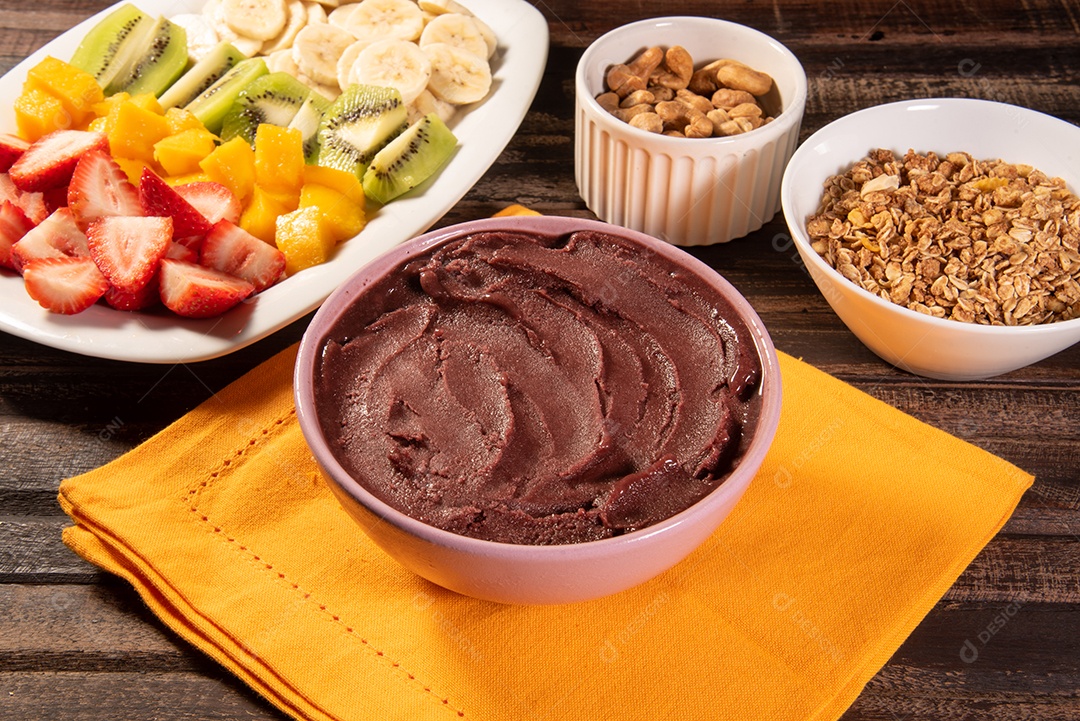 Açaí brasileiro em tigela acompanhado de frutas tropicais