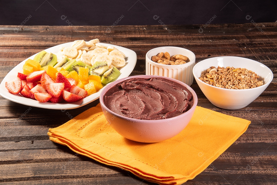 Açaí em tigela acompanhado de frutas tropicais