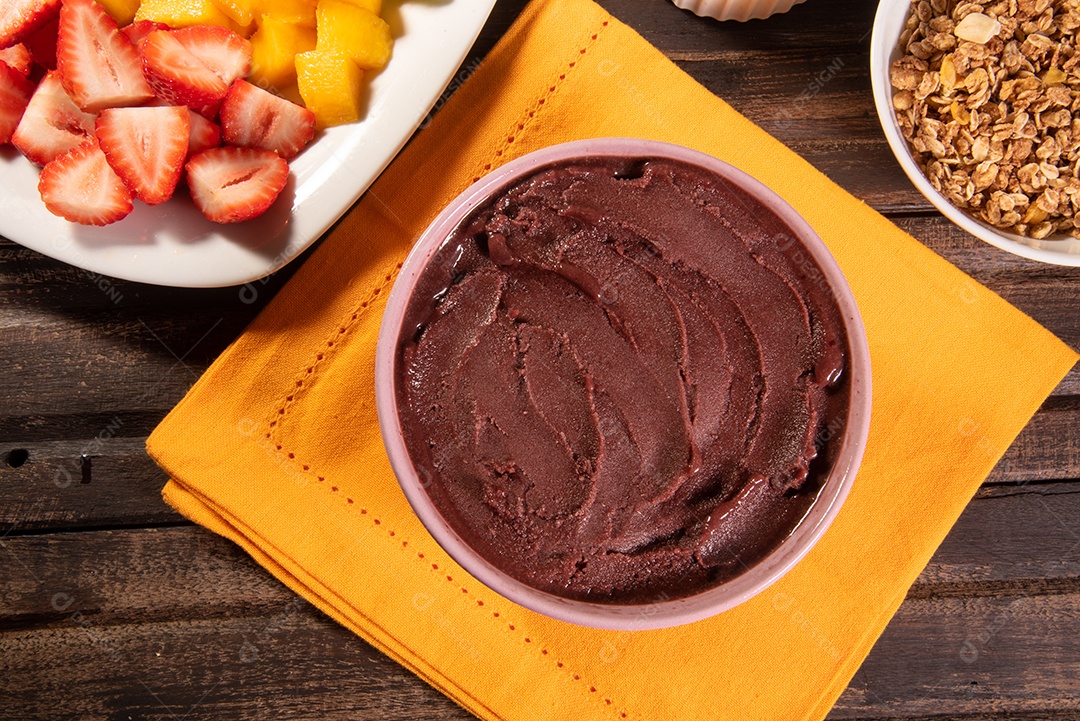 Açaí em tigela acompanhado de frutas tropicais