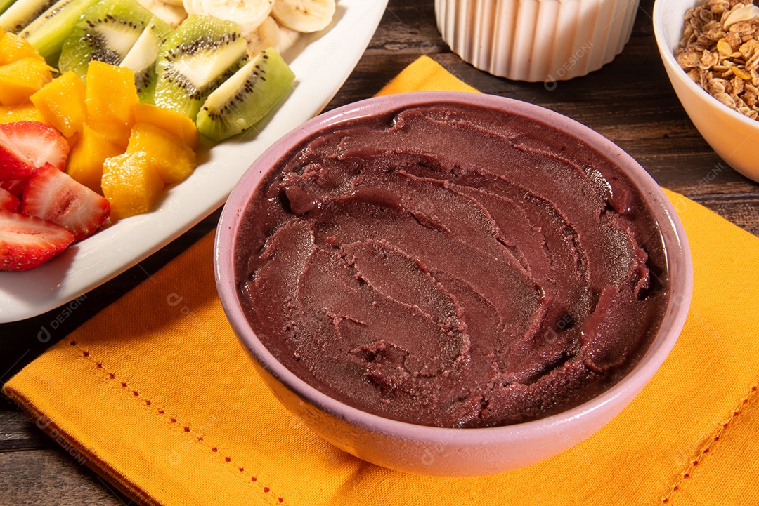 Açaí em tigela acompanhado de frutas tropicais