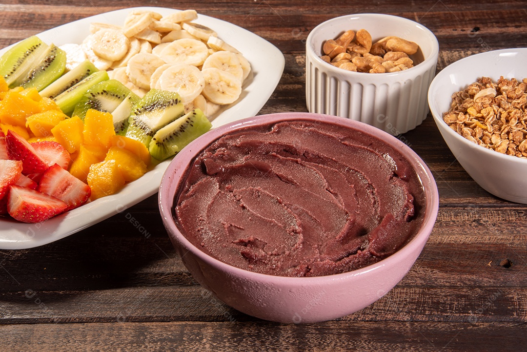 Açaí em tigela acompanhado de frutas tropicais