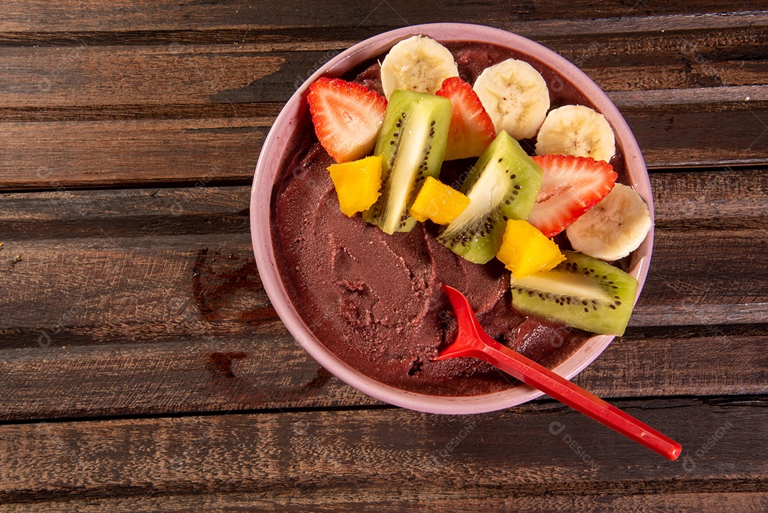 Açaí em tigela acompanhado de frutas tropicais