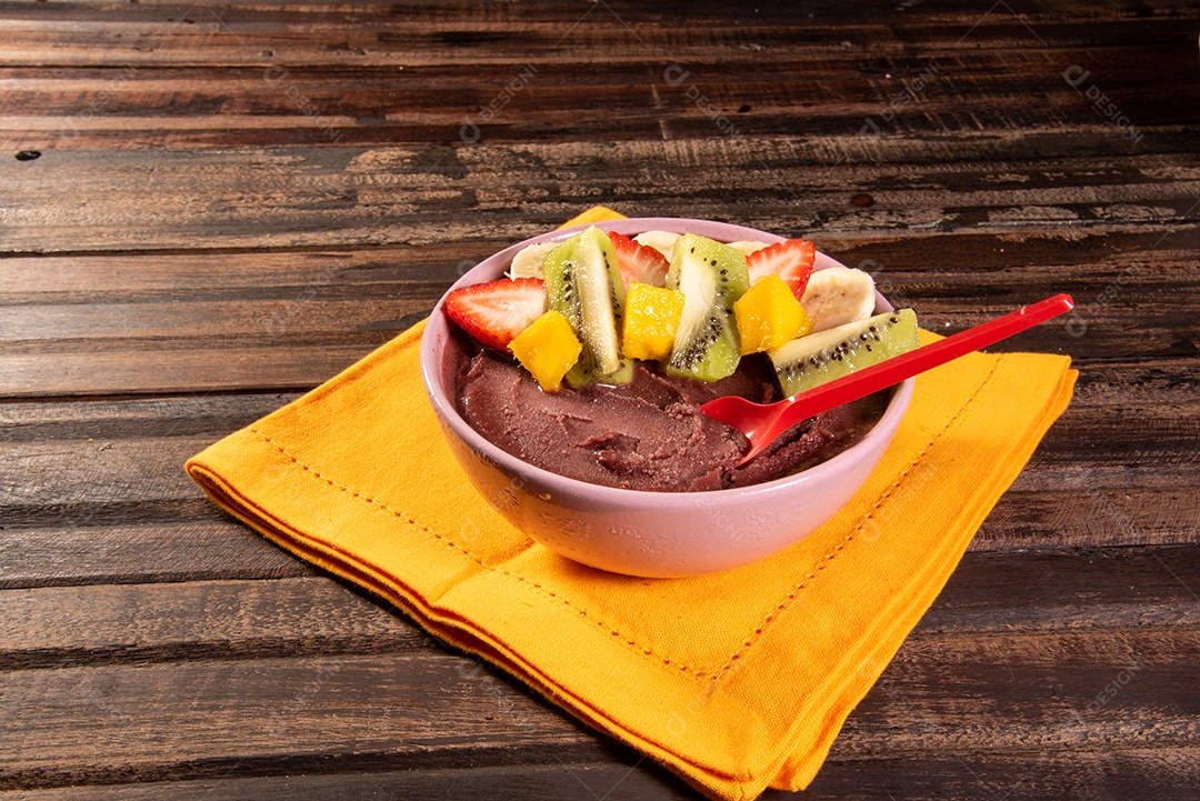 Açaí brasileiro em tigela acompanhado de frutas tropicais