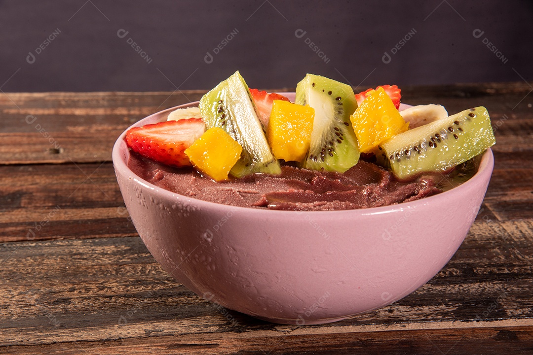Açaí brasileiro em tigela acompanhado de frutas tropicais