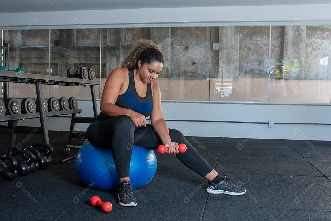Mulher fazendo exercício com peso nas mãos