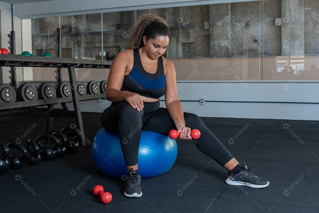 Mulher fazendo exercício com peso nas mãos