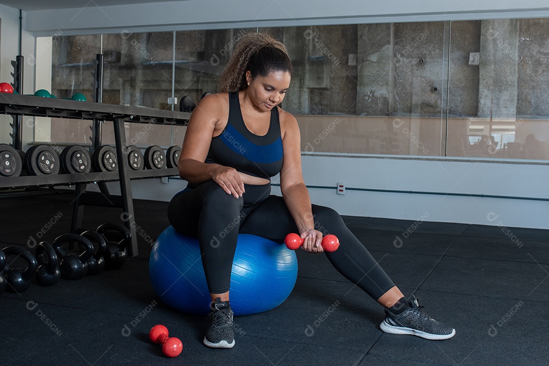 Mulher se exercitando com peso