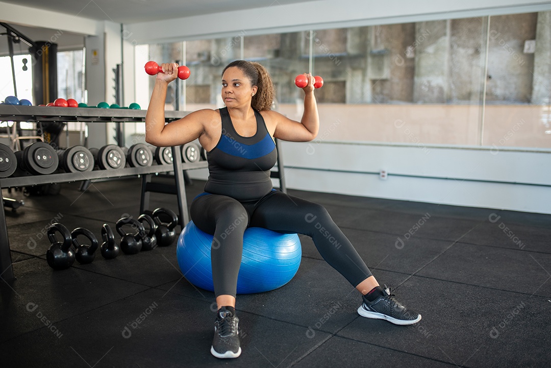 Mulher em academia se exercitando