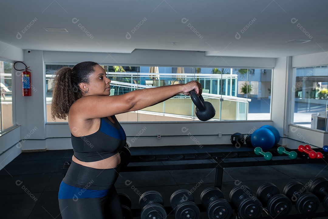 Mulher se exercitando com peso