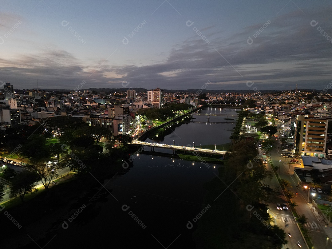 Linda vista panorâmica a noite sobre fundo de uma cidade
