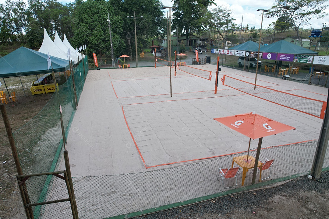 Lindo campo de aréia de beach tennis