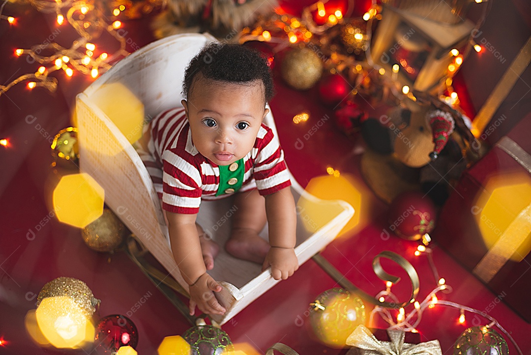 Um lindo bebê na carroçinha de natal