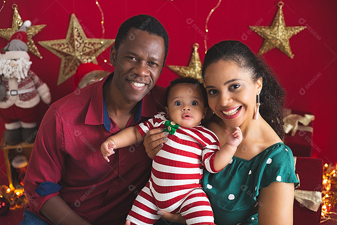 Família linda feliz na decoração natalina