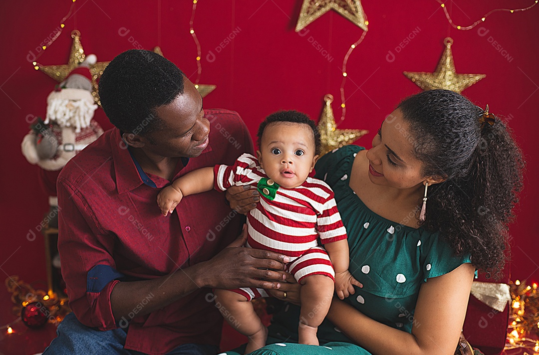 Linda família com bebê no colo