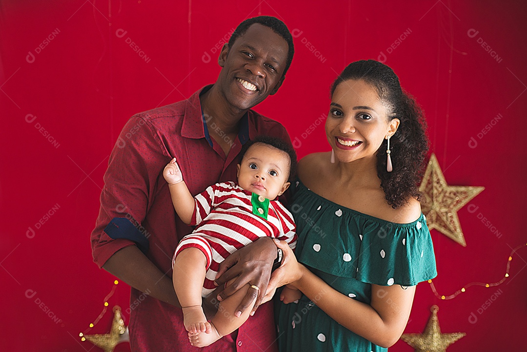 Uma linda família em studio decorado para o natal