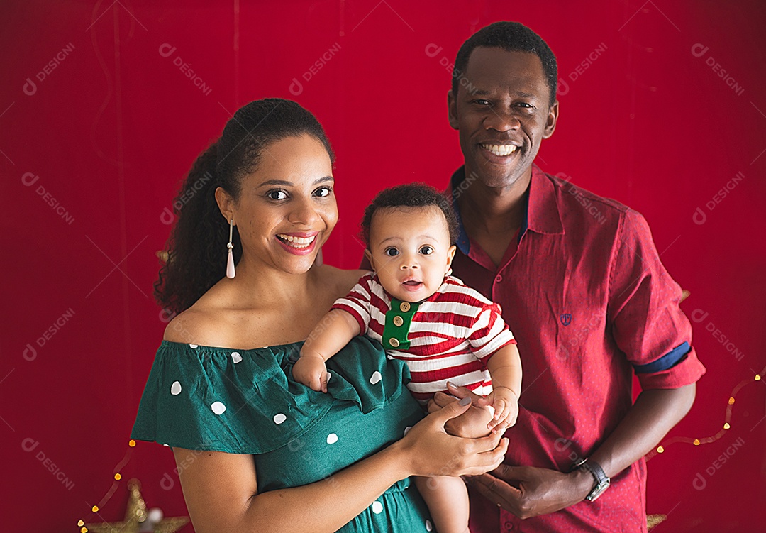 Linda família com bebê no colo