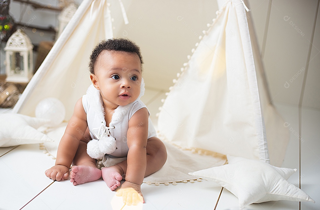 Lindo bebê em decoração natalina