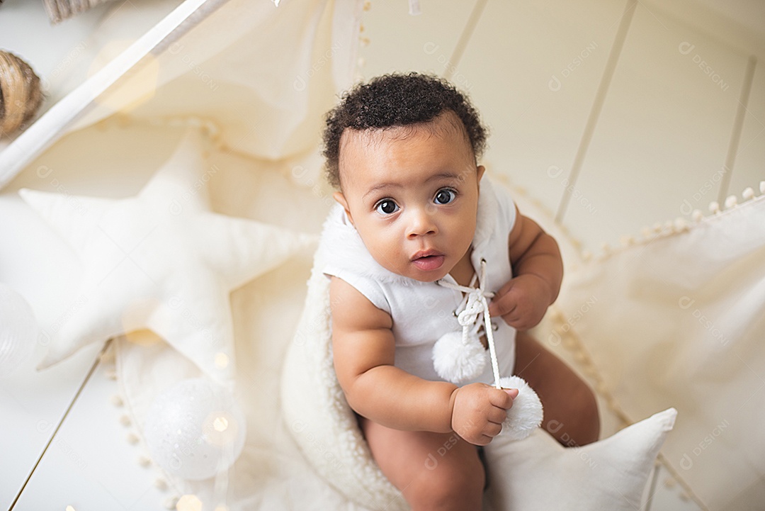 Lindo bebê em decoração natalina