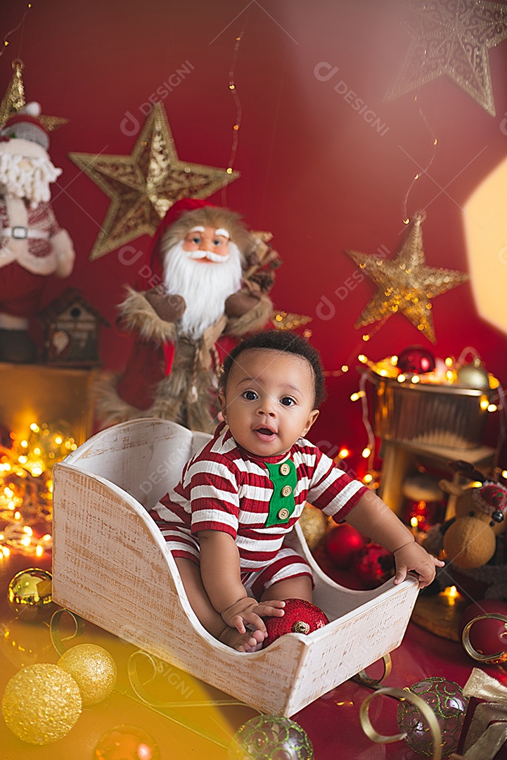 Um bebê fofo lindo vestido a caráter para fotos de natal