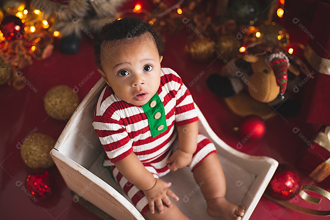 Um bebê fofo lindo vestido a caráter para fotos de natal