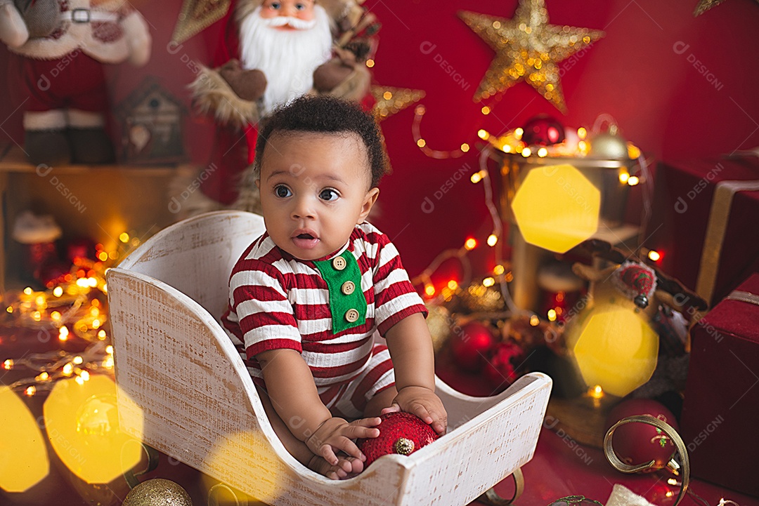 Um bebê fofo lindo vestido a caráter para fotos de natal