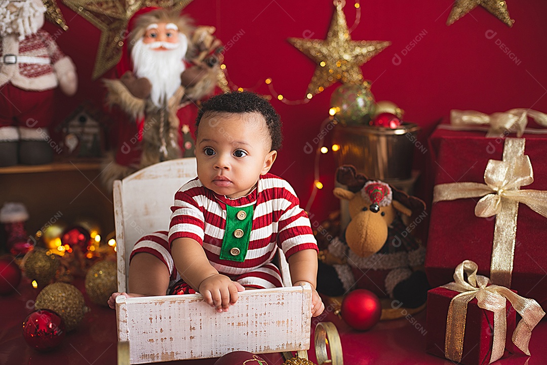 Um lindo bebê vestido a caráter para fotos natalina