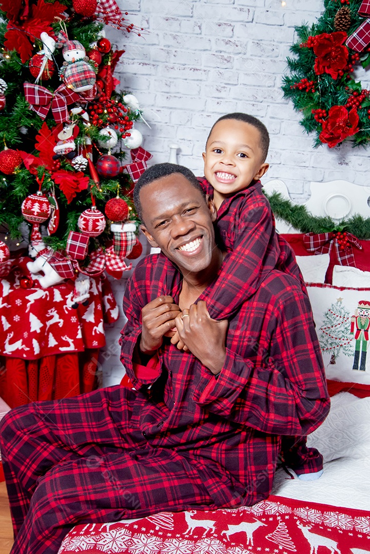 Menino feliz com seu pai tirando fots de natal