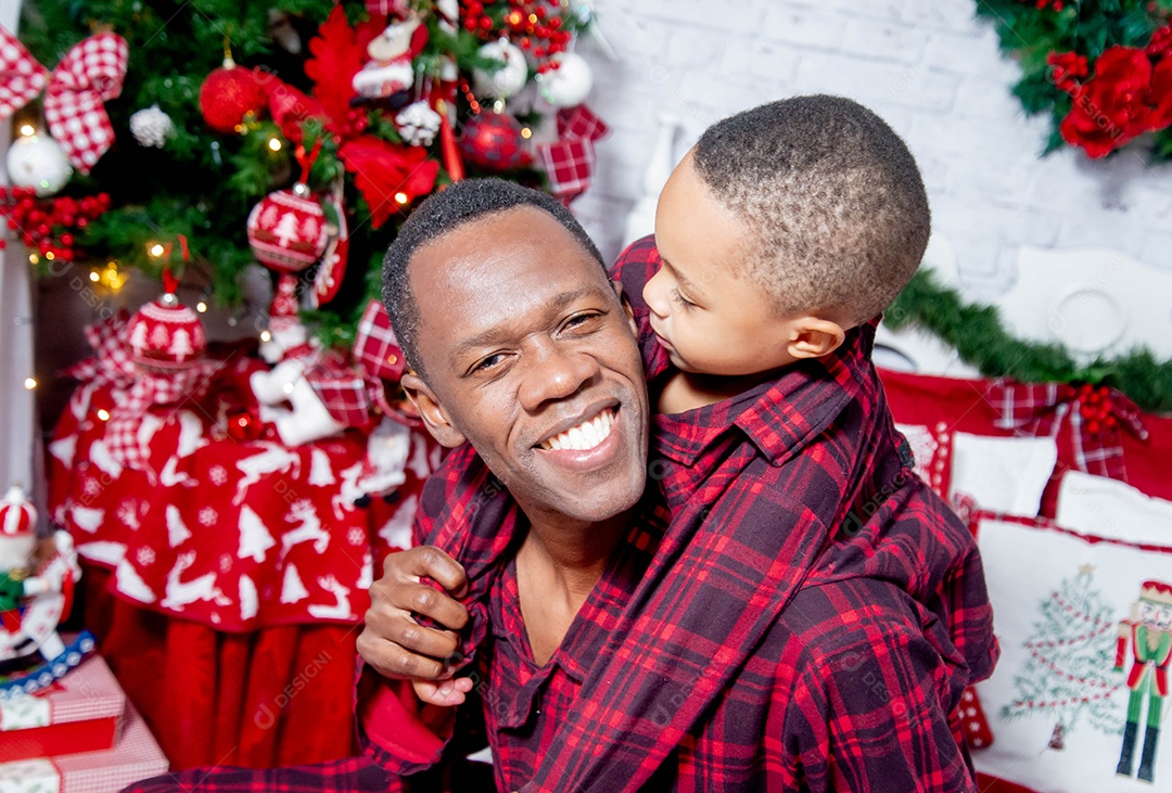 Menino feliz com seu pai tirando fots de natal