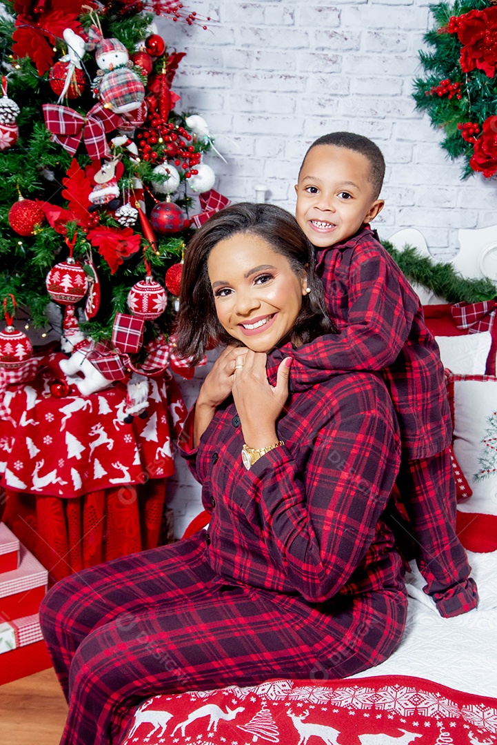 Mãe e filho lindos e felizes tirando fotos de natal