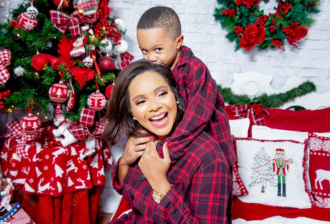 Mãe e filho em um momento lindo e feliz no  natal