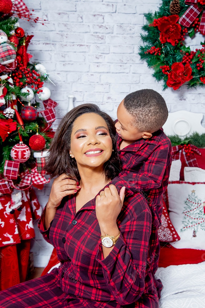 Mãe e filho em um momento lindo e feliz no  natal