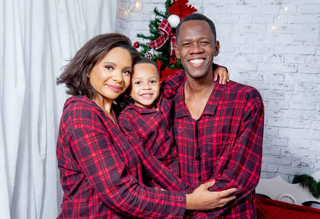 Uma linda família abraçados com trajes natalinos