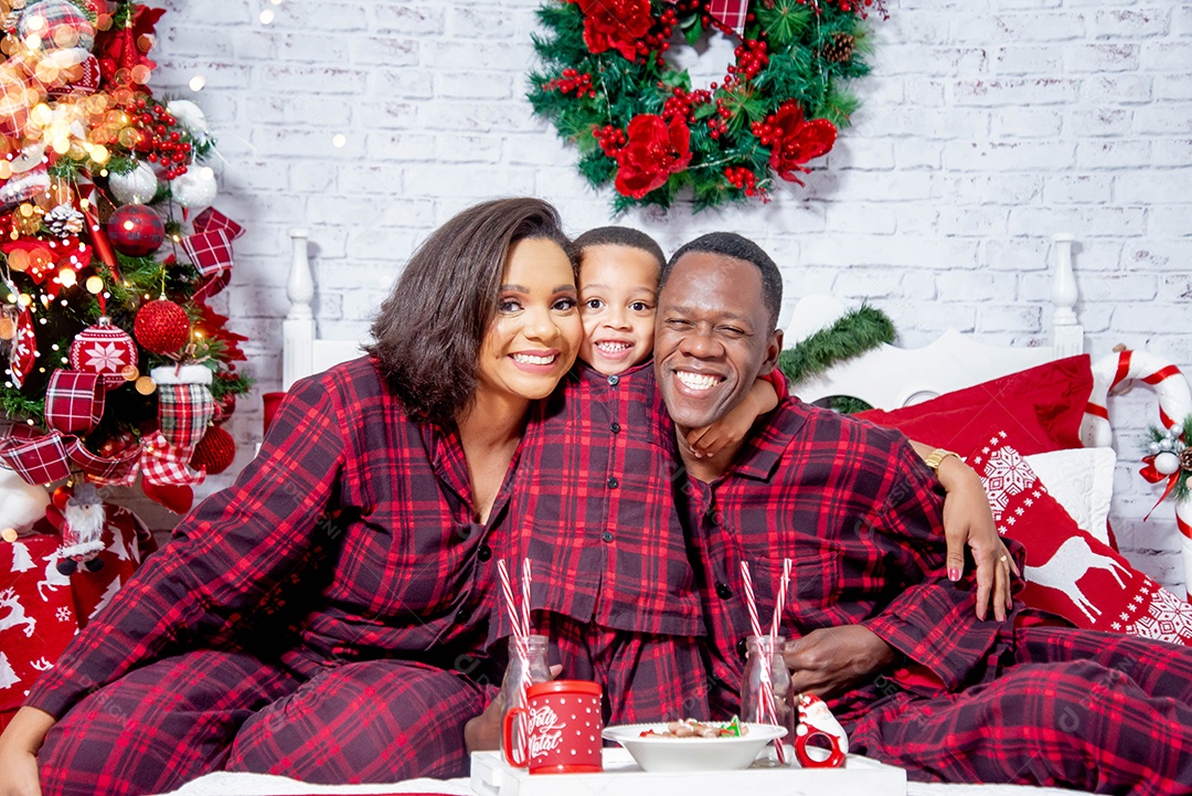 Família feliz abraçado e unidos para o natal