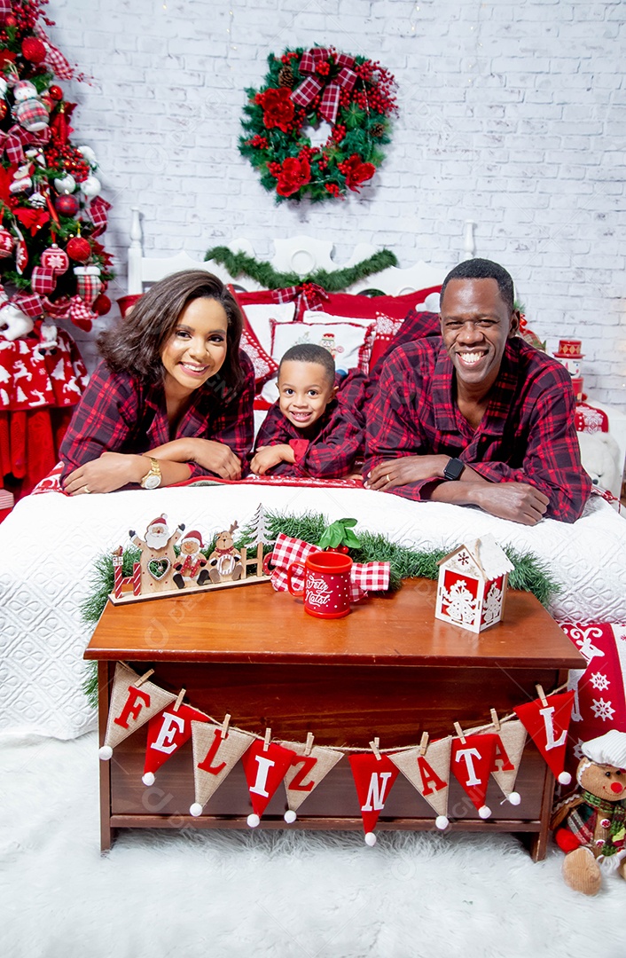 Família feliz em uma cozinha natalina