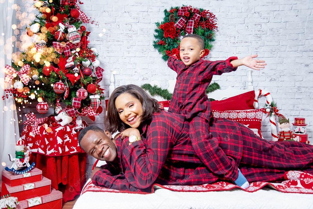 Uma linda família feliz tirando fottos natalina