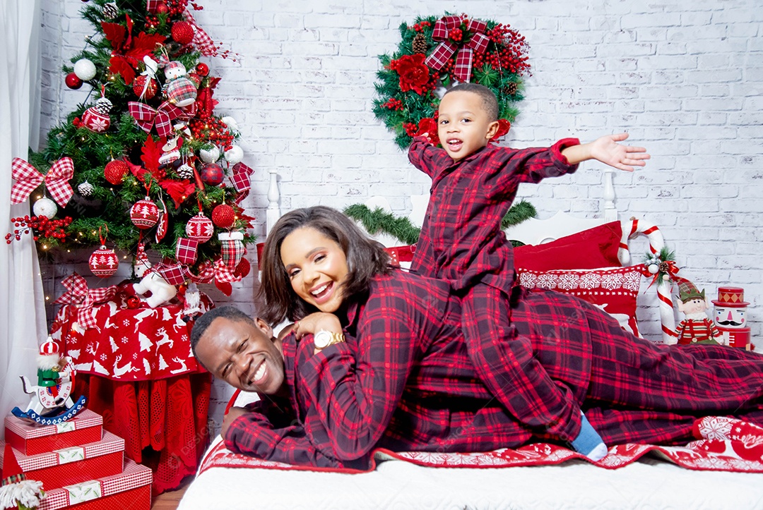Linda família em studio de fotográfia natalino
