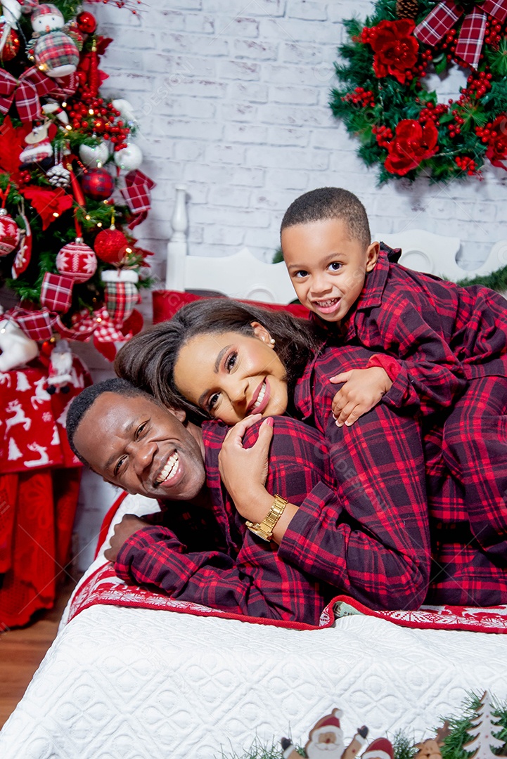 Uma linda família em studio decorado para o natal