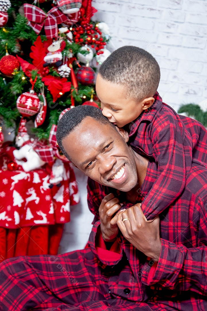 Pai com seu filho nas costa bem feliz e amoroso